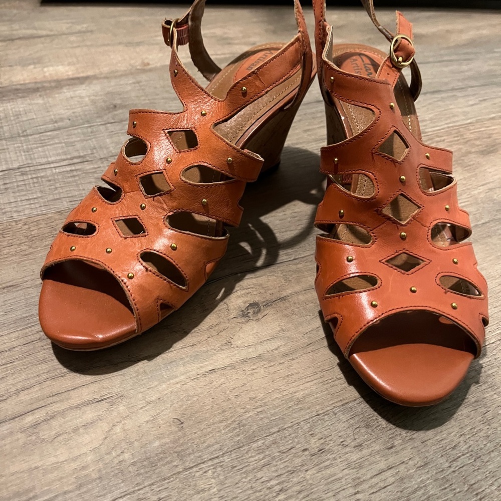 NWOT Clarks Tan and Orange Sandals with Chunky Heel and Cut-Out Design